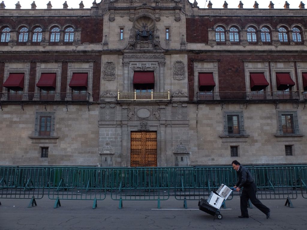 Hoy a las 8 de la mañana  abrieron las casillas electorales para que los mexicanos salgan a votar por más de 3 mil cargos, incluido el Presidente de l