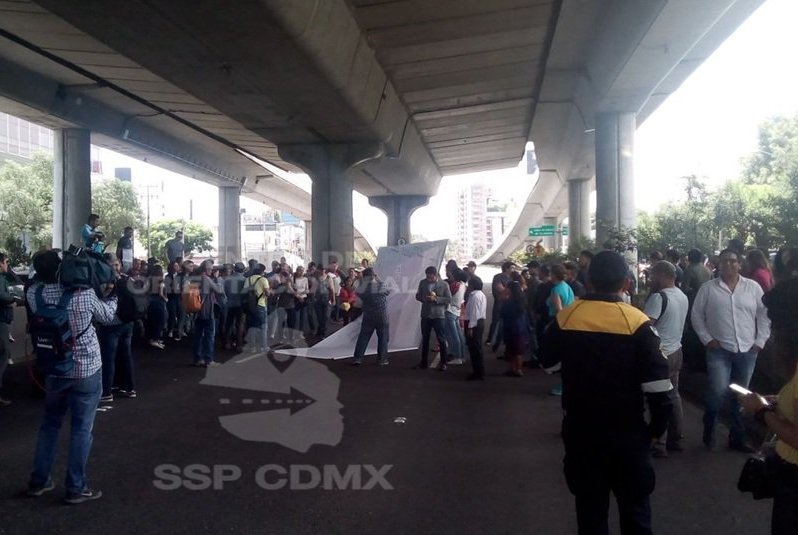 Los manifestantes cerraron la circulación en Periférico, frente al INE. (Twitter @OVIALCDMX)