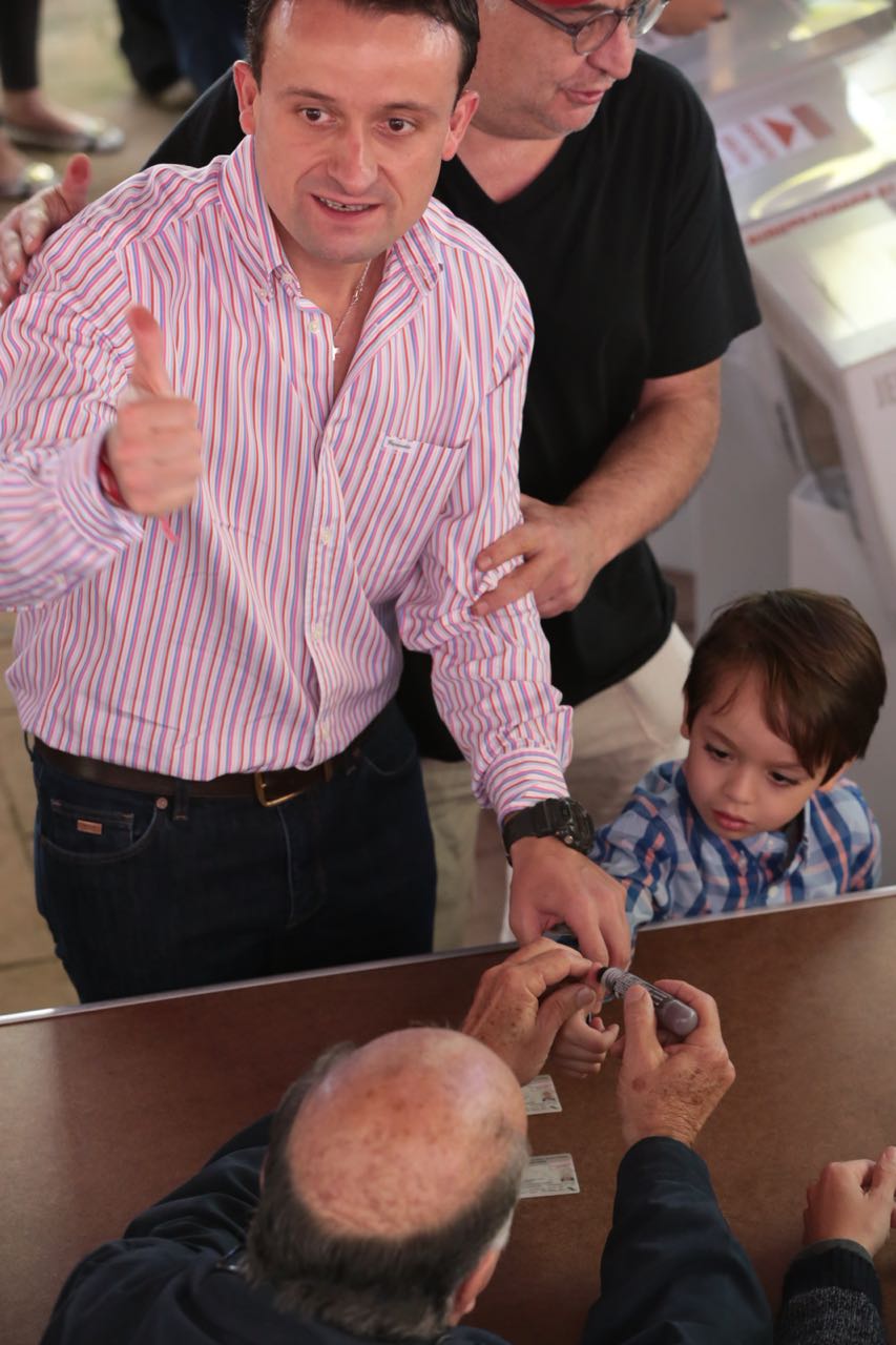 Mikel Arriola, candidato a jefe de gobierno de la coalición Todos por México, emite su voto. (Jesús Quintanar).