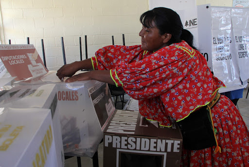 Una mujer rarámuri vota en Ciudad Juárez, Chiahuahua. (AFP)