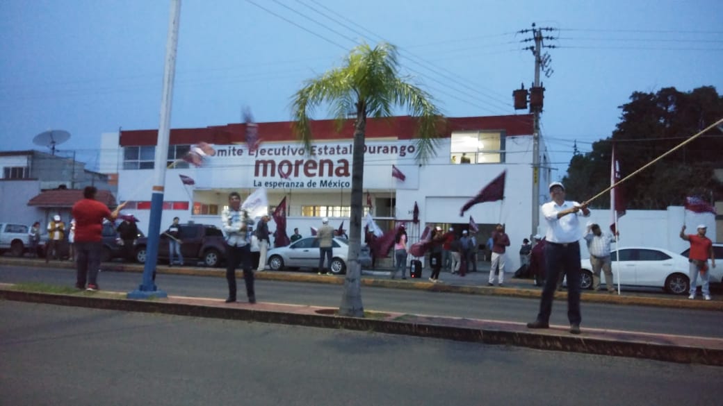 Alrededor de las oficinas de Morena se nota un ambiente festivo. (Especial)