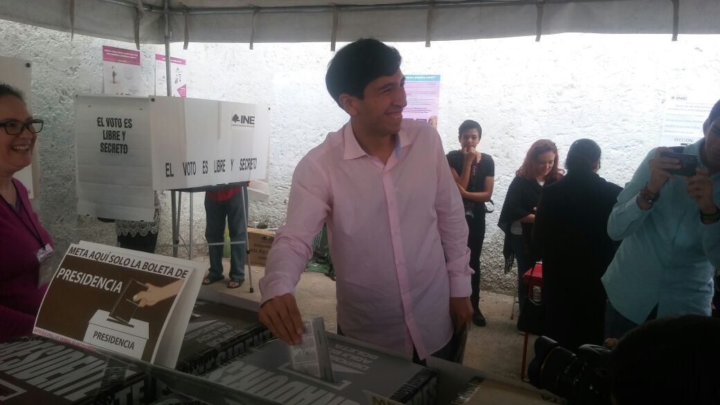 Pedro Kumamoto emitió sus votos en Zapopan (Enrique Vázquez)