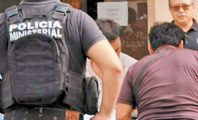 Peritos retiran el cuerpo del jefe policiaco ministerial veracruzano. (Especial)