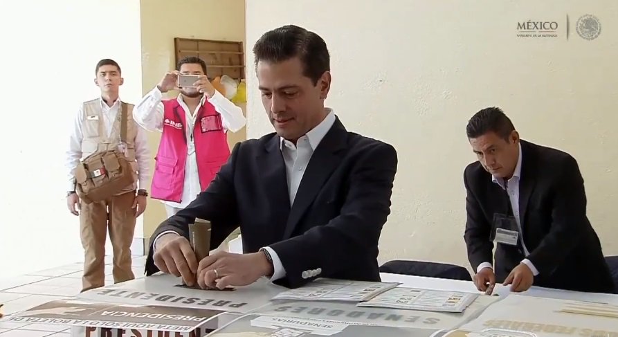 El presidente Enrique Peña Nieto emite su voto en la delegación Miguel Hidalgo.