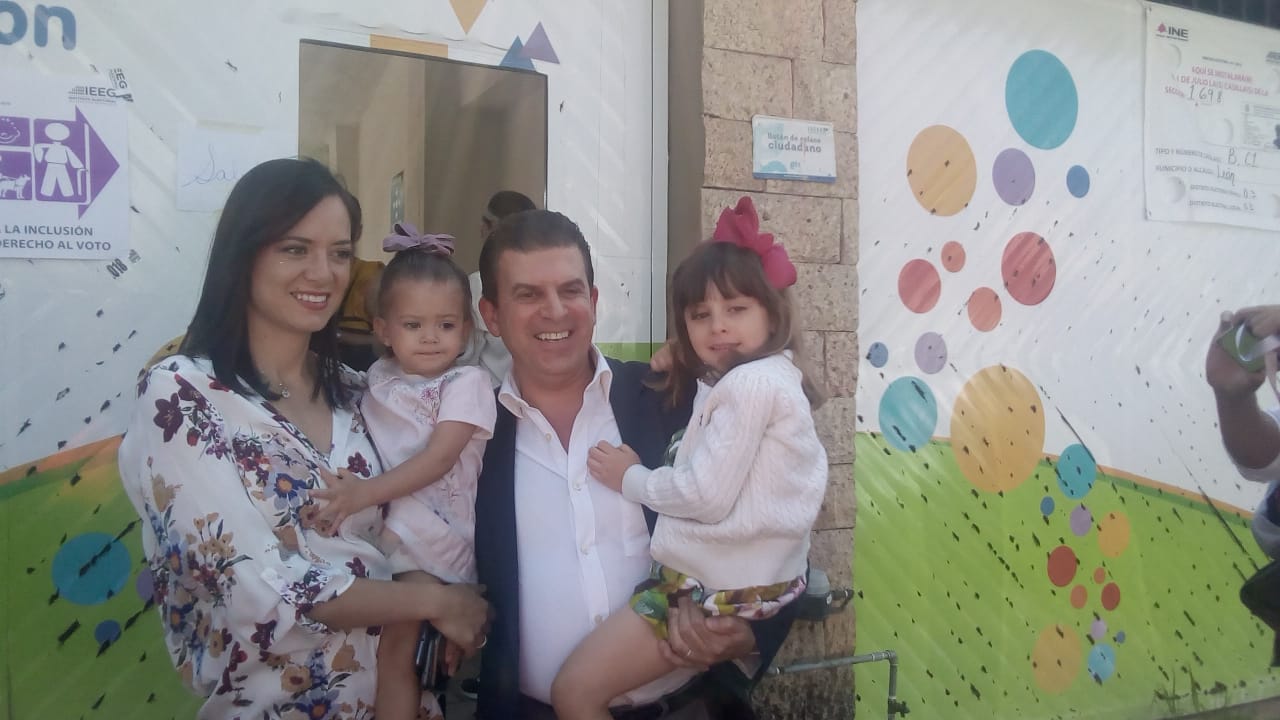 Ricardo Sheffield con su familia luego de votar. (Paula Pérez)