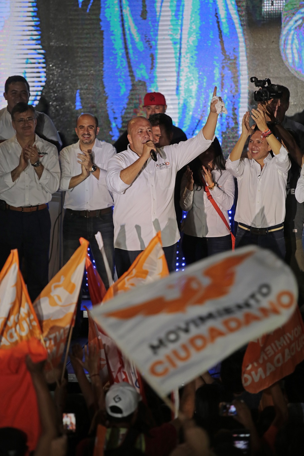Acompañado por otros candidatos y simpatizantes de MC, Enrique Alfaro celebró anoche en la Minerva. (Fernando Carranza)