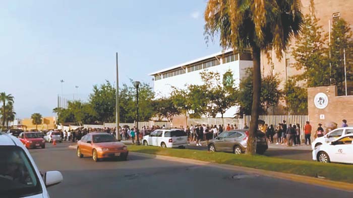 Algunas personas aseguraron que la fila llegó a superar el kilómetro.