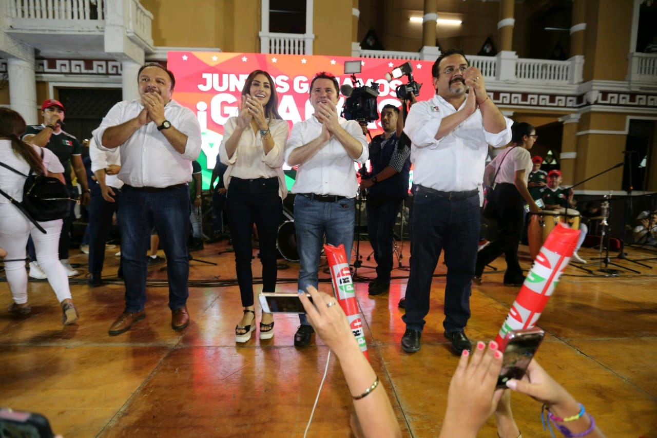 Festejo de Mauricio Sahuí en la plaza del Pueblo/Javier Ríos