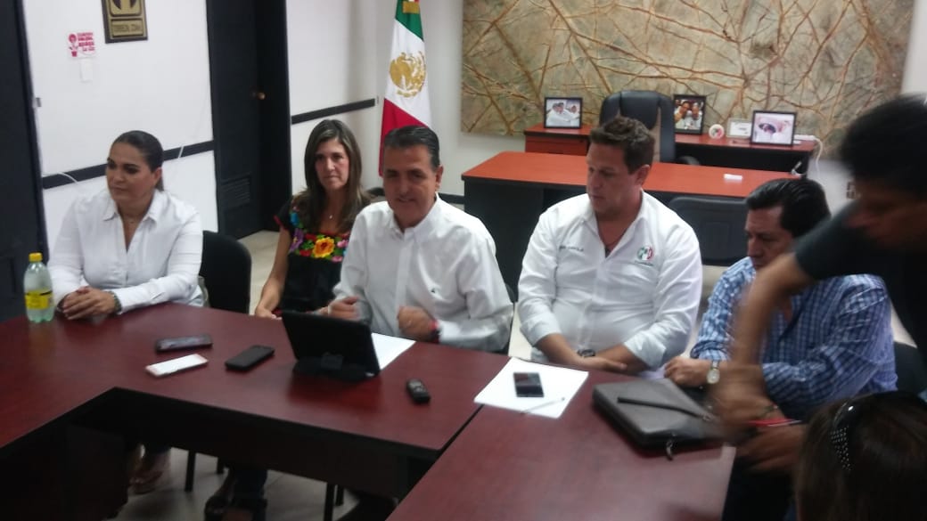 Gutiérrez Jardón pidió a Zermeño incorporar una política plural en el gobierno de Torreón. (Luis Alberto López)