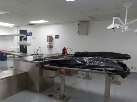 La mujer pasó varias horas en lo frigoríficos de la morgue.