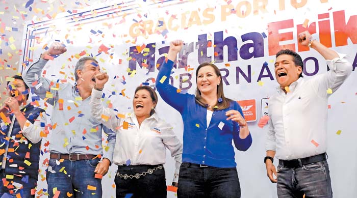 Martha Érika Alonso (de suéter azul) se dijo ganadora y celebra con representantes de su coalición.