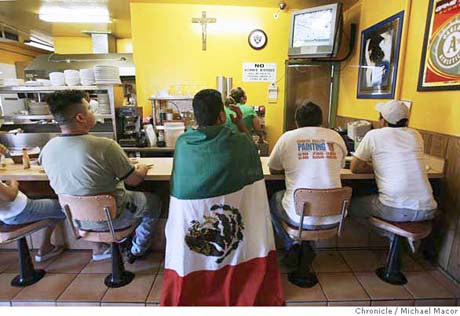 Mexicanos viendo el fútbol.