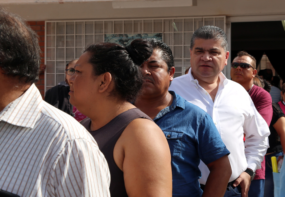 Miguel Riquelme, gobernador de Coahuila ayer esperando votar en Torreón. (Martín Piña)