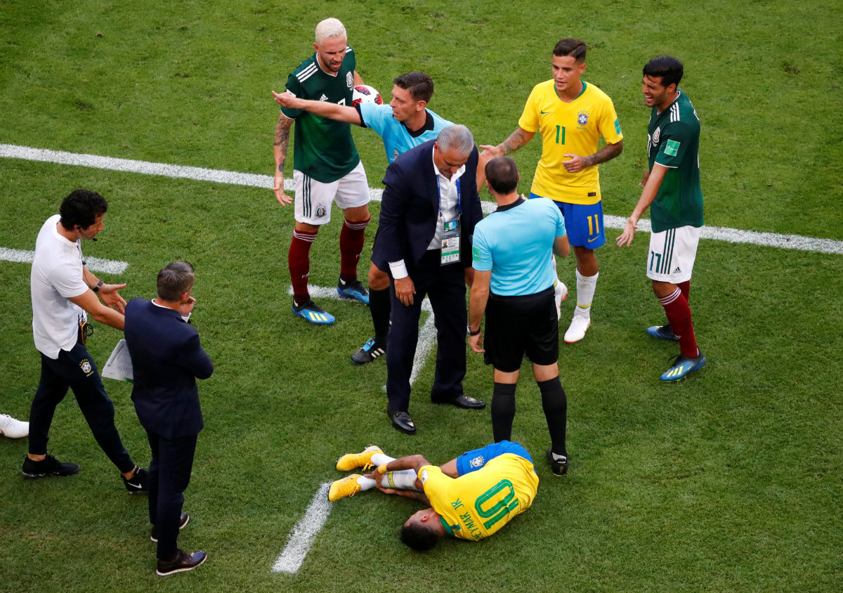 Neymar queda tendido en la cancha tras un pisotón de Miguel Layún (Reuters)