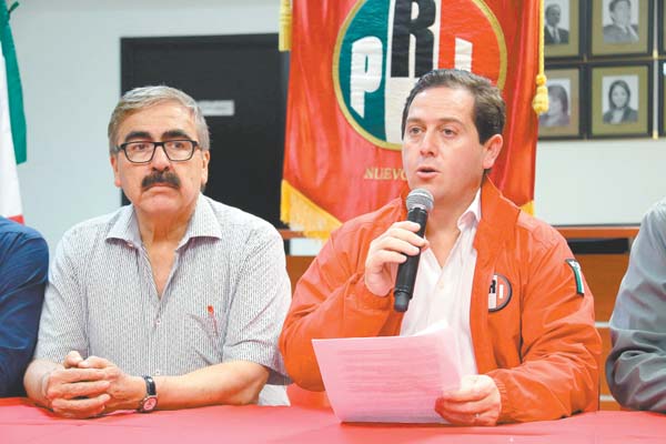 Pedro Pablo Treviño compareció acompañado por Benjamín Clariond.