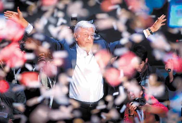 El tabasqueño a su llegada al Zócalo; “¡Sí se pudo! Hoy se termina una etapa y vamos a iniciar otra”, exclamó a sus simpatizantes. (Foto: Omar Meneses