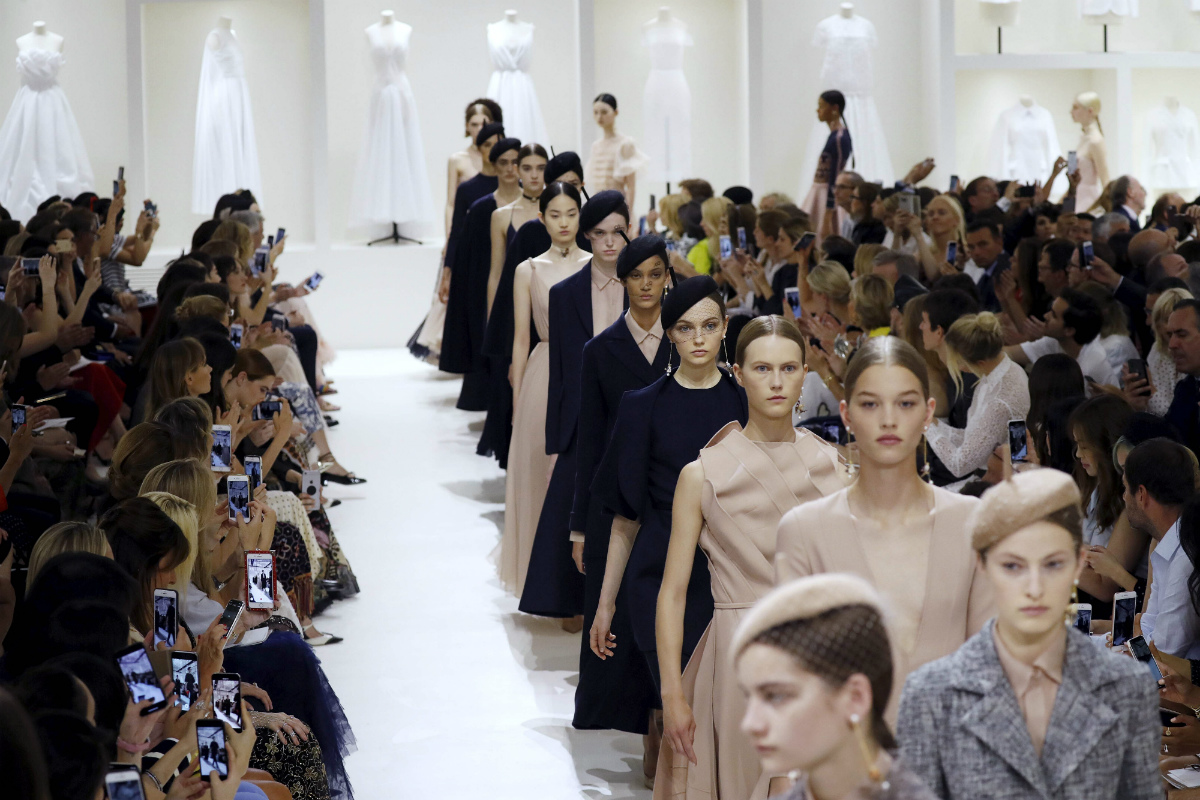 Un taller de costura para sirvió para ambientar el desfile en el Museo Rodin. (AFP)