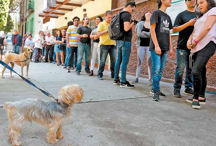 Desde temprana hora los ciudadanos se dieron cita en las casillas; en algunas, la gente tardó hasta tres horas para emitir su voto. (Foto: Omar Menese