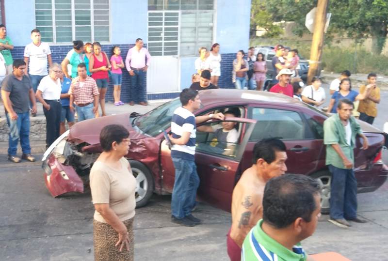 Accidente  reúne a decenas de personas.