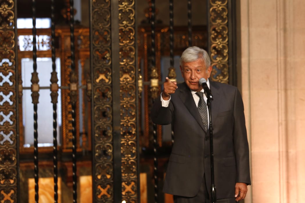 AMLO pidió a fotógrafos y camarógrafos que "no lo apachurren". (Ariana Pérez | Milenio)
