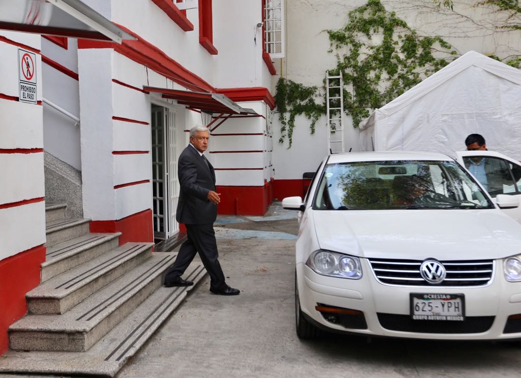 AMLO sale de su casa de campaña. (Jorge Carballo).