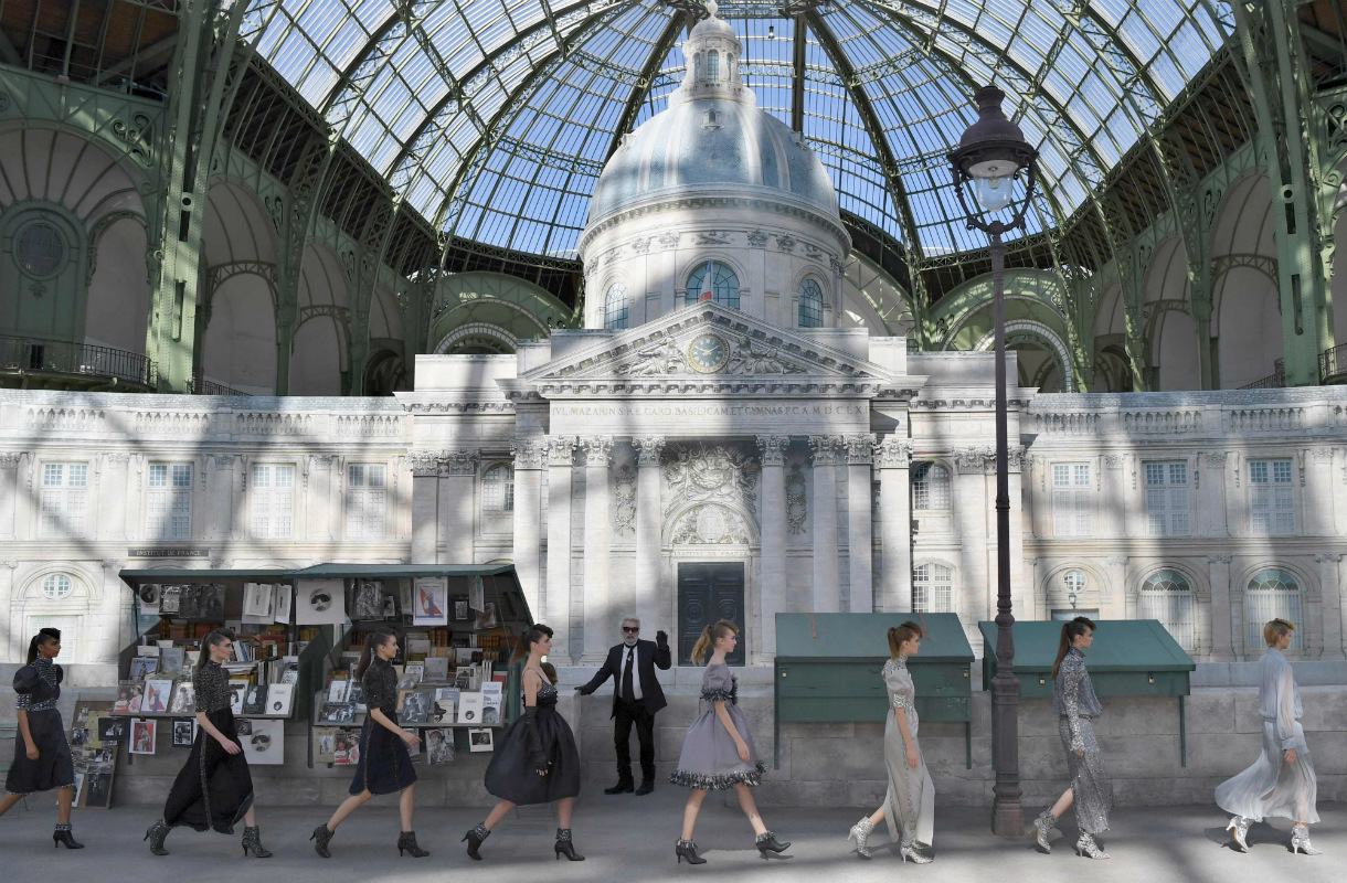 Chanel convirtió la pasarela en la ribera del Sena, con sus famosos puestos de libros y el edificio de la Academia Francesa como fondo. (AFP)