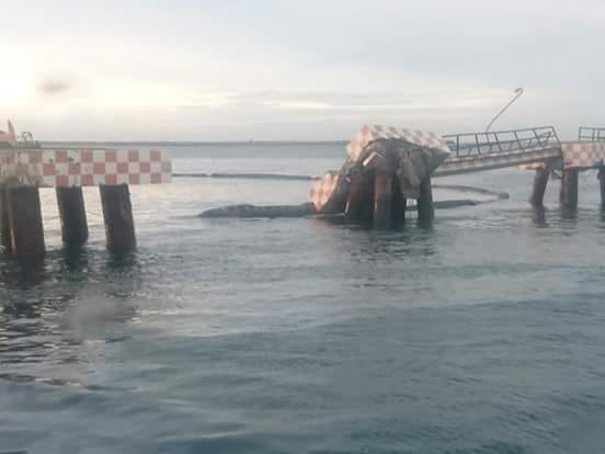 El muelle quedó destrozado tras el incidente. (Óscar Rodríguez)