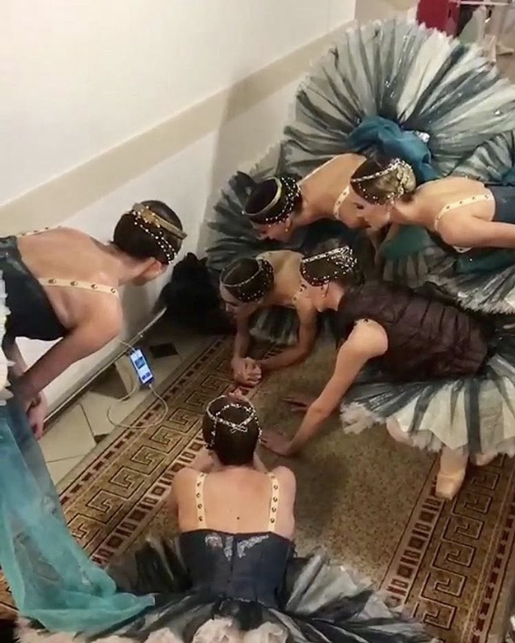 La imagen de las bailarinas viendo el Mundial se volvió viral en redes sociales. (Bruna Gaglianone)