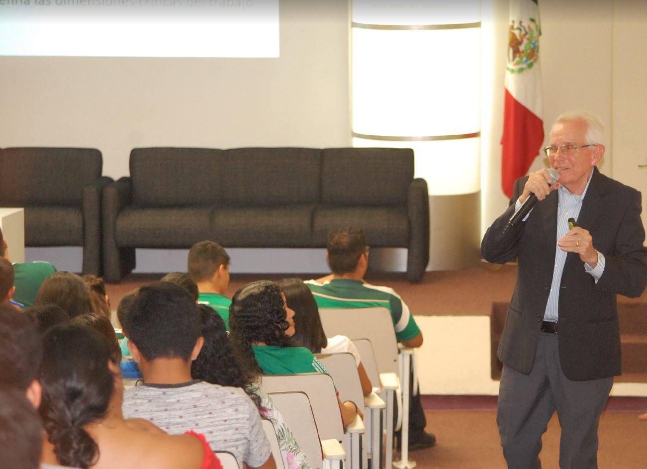 Ingeniero Wilfredo Arroyo, durante conferencia en la UNE (Francisco Alustiza).