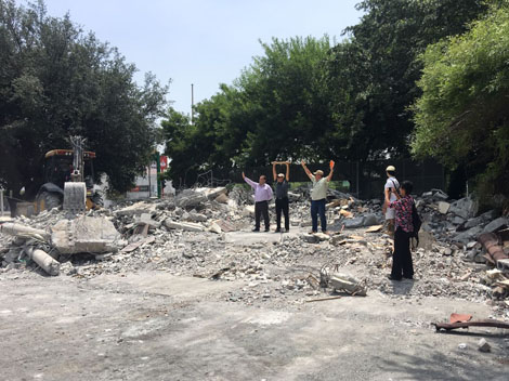 Los residentes del lugar alegaron que la demolición fue ilegal. (Especial)