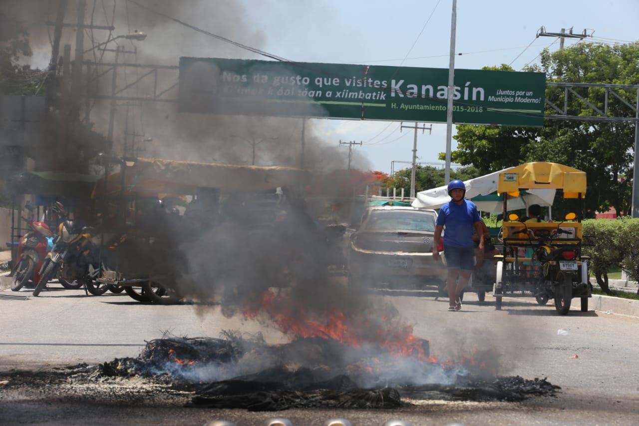 Los manifestantes advirtieron que no quitarán el bloqueo hasta que las autoridades atiendan sus demandas. (Javier Ríos)