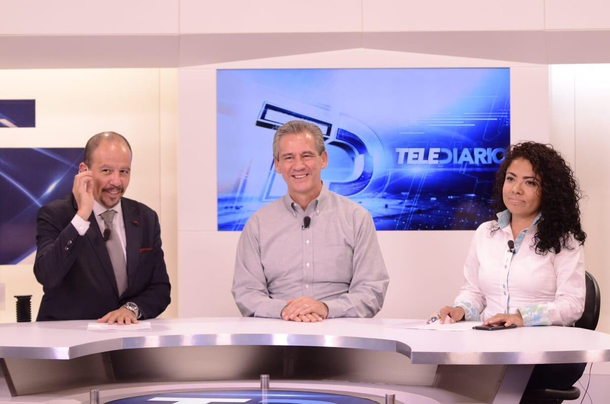 Miguel Ángel Puértolas, Héctor López Santillana y Sofía Negrete en el Noticiero Enlace.