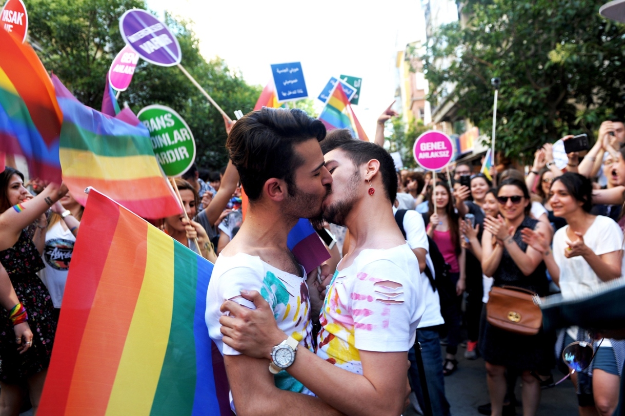 La primera ministra Theresa May se dijo sorprendida ante el porcentaje de población LGBT que no se siente segura al mostrar afecto en público (AFP).