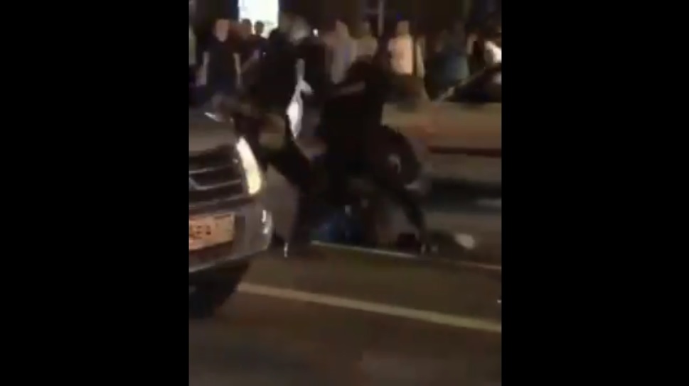 Momento en el que un aficionado es golpeado por policías (Especial)