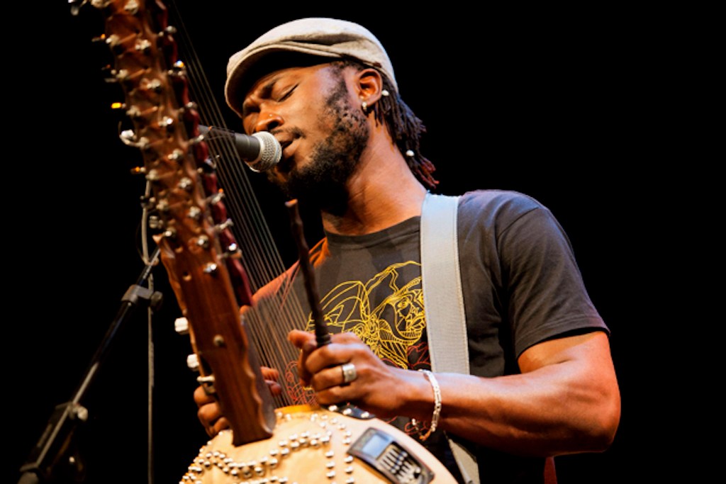 Sekou Kouyate, joven virtuoso de la kora, mezcla música africana con blues, soul, jazz, flamenco y afro pop.  (Especial)