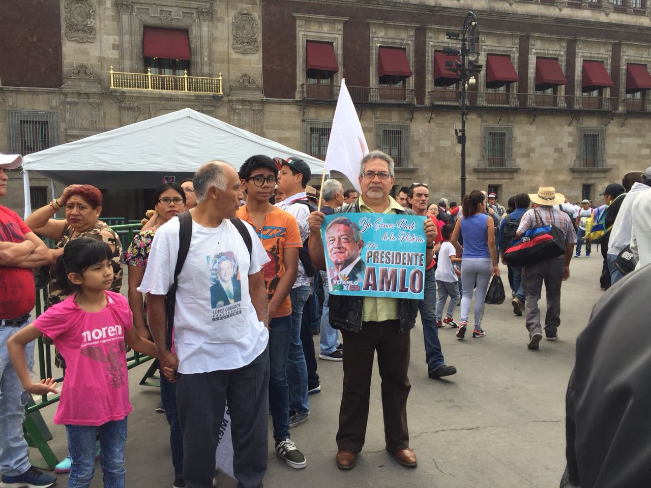Simpatizantes esperan llegada de López Obrador esperan afuera de Palacio Nacional. (Silvia Arellano).