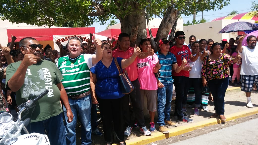 Simpatizantes de Morena se manifiestan en Matamoros, Coahuila. (Cecilia Aguilar)
