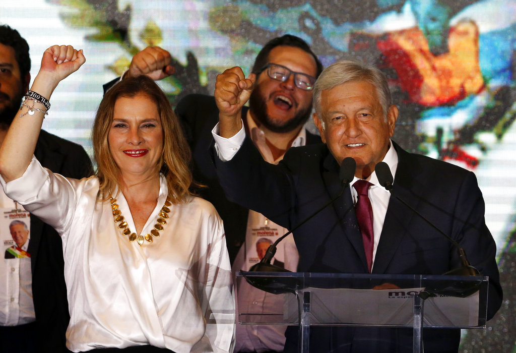 Tras el triunfo electoral de su marido, Beatriz Gutiérrez Müller  compuso una canció y publicó una canción. (AP)