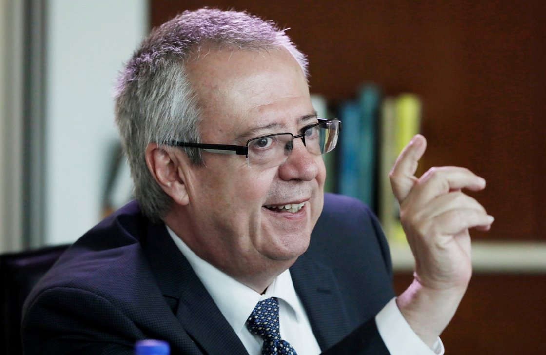 Carlos Urzúa, futuro secretario de Hacienda, dijo que la gasolina ya no subirá de precio, salvo por la inflación, que  pronóstico de entre 4 y 5 por c