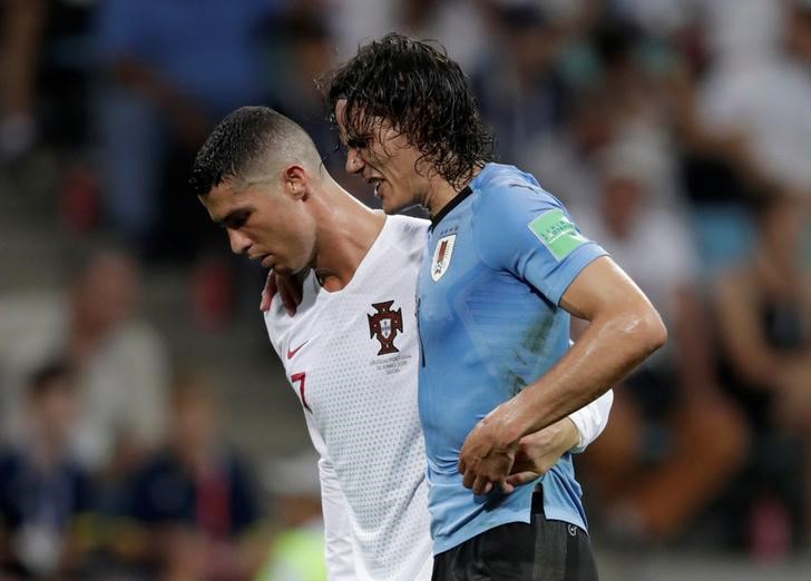 Edinson Cavani salió lesionado del partido de Octavos de Final contra Portugal (Reuters)