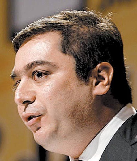 En 2004 fue director de Contraloría Social para Estados y Municipios de la Secretaría de la FunciónPública.
En 2007 fue subsecretario de Egresos del gobierno del DF.De 2012 a 2015 fue diputado del PRD en la ALDF.