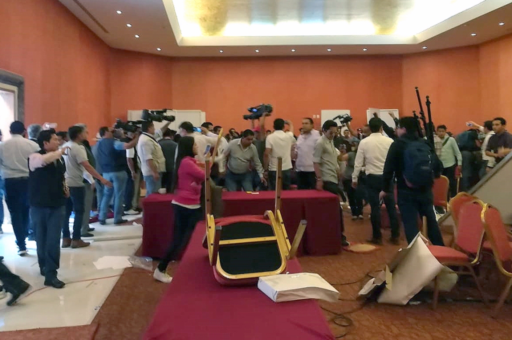 Gente de Morena vandaliza hotel el Puebla