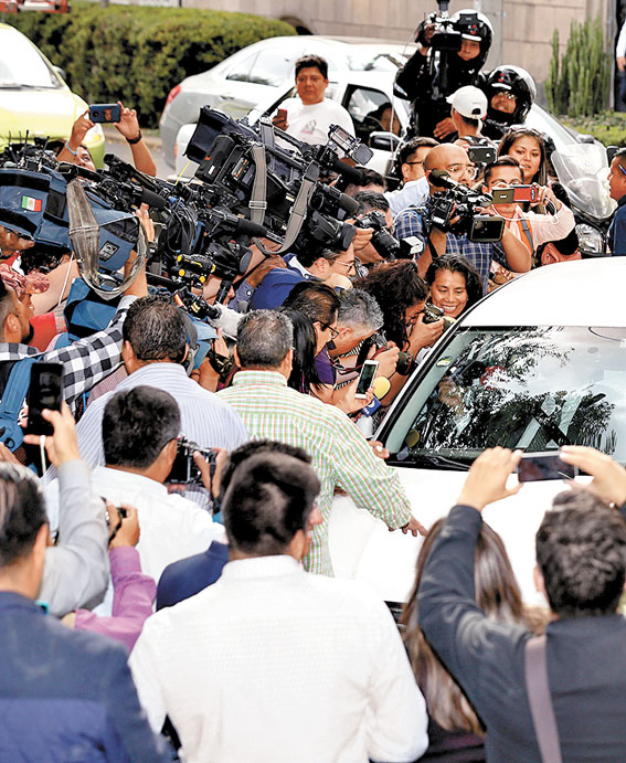 Medios de comunicación rodean el Jetta blanco en el que se traslada. (Jorge González)