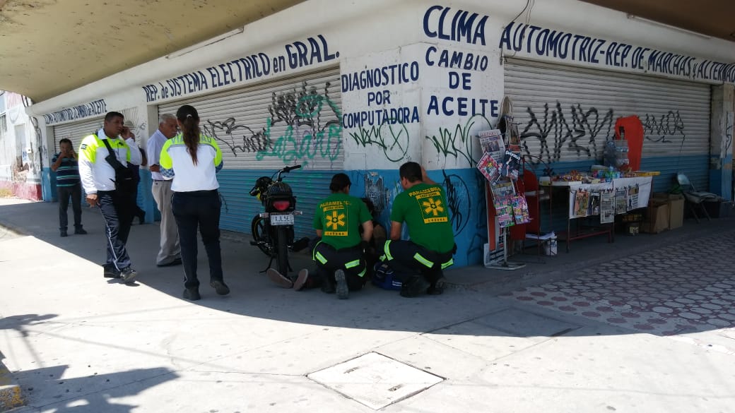 El motociclista terminó con el hombro izquierdo luxado. (Especial)