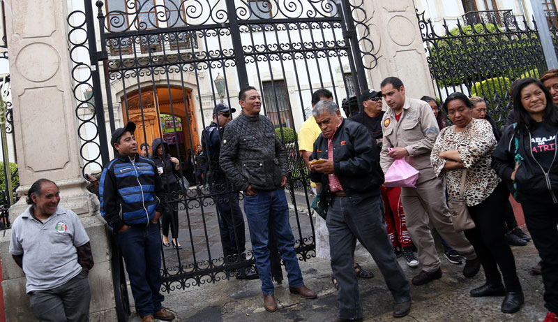 Óscar Pelcastre entregó un escrito a la presidencia municipal. (Jorge Sánchez)
