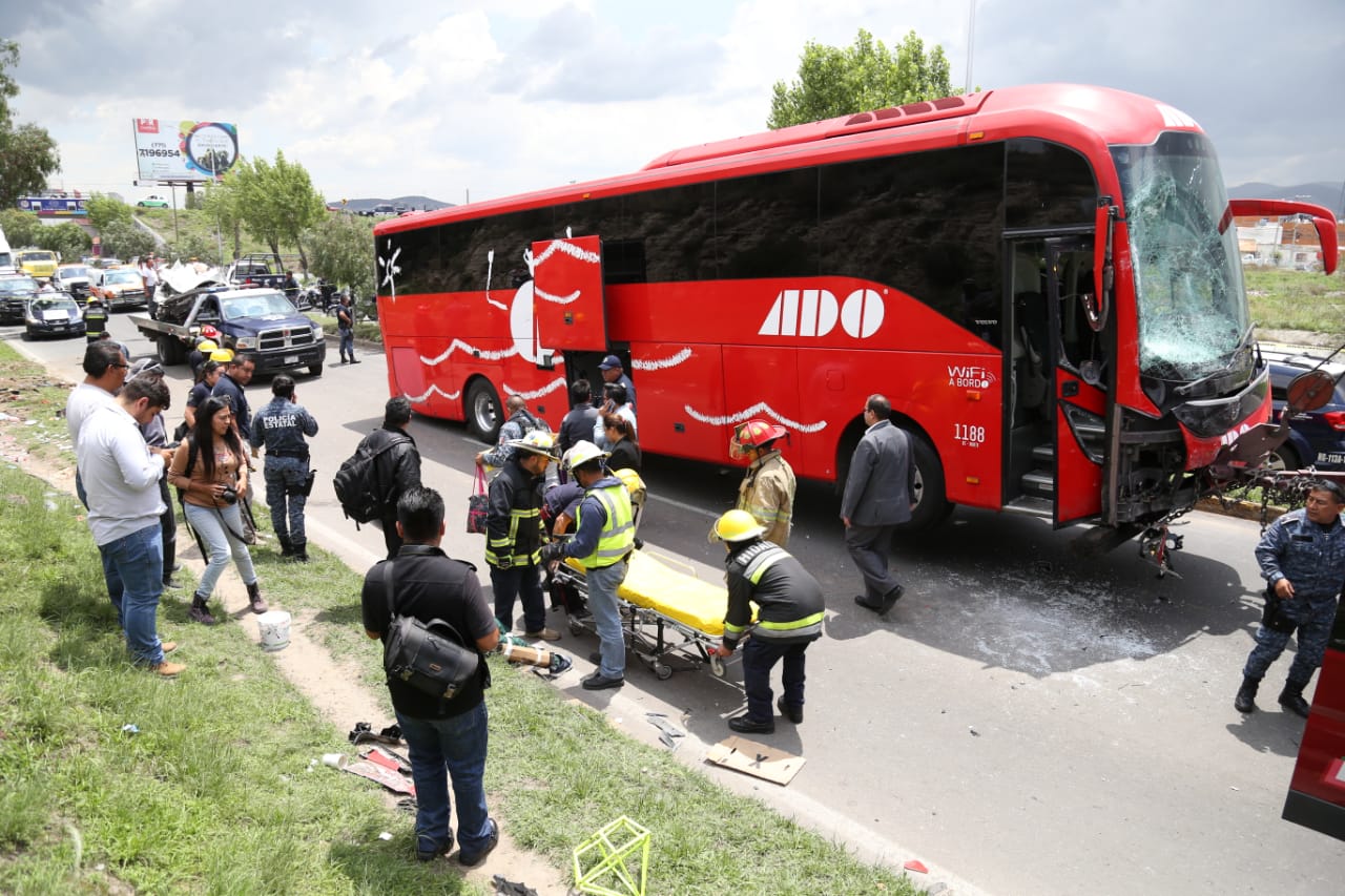 Una pasajera del autobús lesionada: M.J.R., de 66 años, quien fue trasladada a clínica particular para su valoración. (Jorge Sánchez)