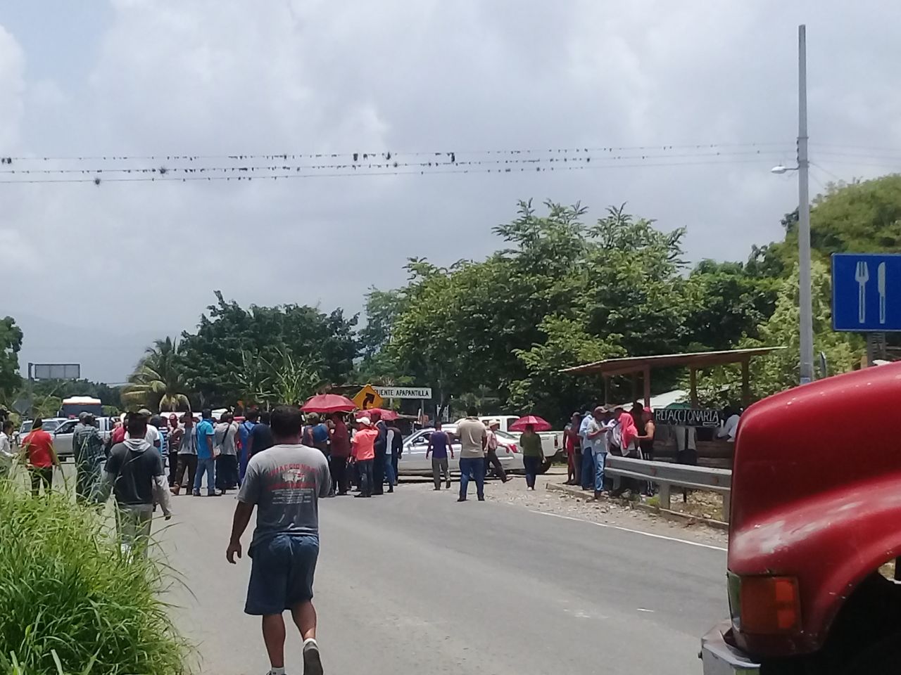 Simpatizantes de Movimiento Ciudadano y PAN bloquean la carretera México-Tuxpan (Leticia Ánimas)