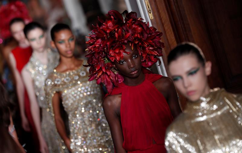 Valentino presentó su más reciente colección de Alta Costura en París. (EFE)