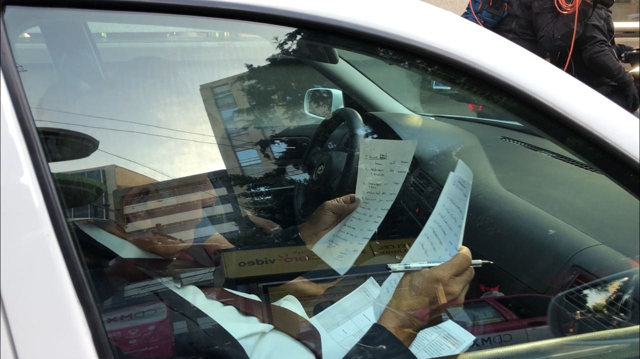 Andrés Manuel López Obrador a su llegada a sus oficinas en la colonia Roma. (César Velázquez)