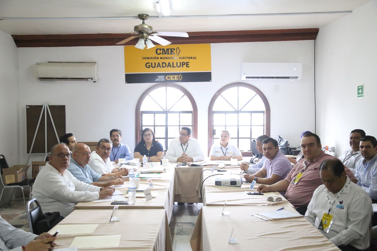 De acuerdo con la autoridad, de los más de 600 paquetes abiertos durante la jornada, poco más de 150 han sido enviados a recuento. (Foto: Jorge López)